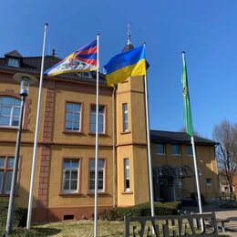 Das Rathaus Vettweiß mit den Flaggen der Ukraine und Tibets