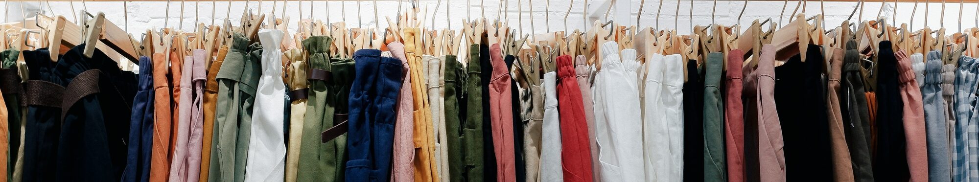 Viele Kleider hängen an Kleiderstange