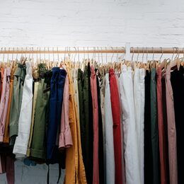 Viele Kleider hängen an Kleiderstange