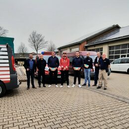 Mitglieder der Freiwilligen Feuerwehr mit dem Bürgermeister der Gemeinde Vettweiß