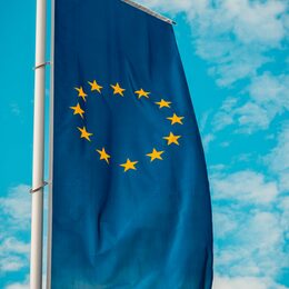 EU-Flagge vor blauem Himmel mit Wolken